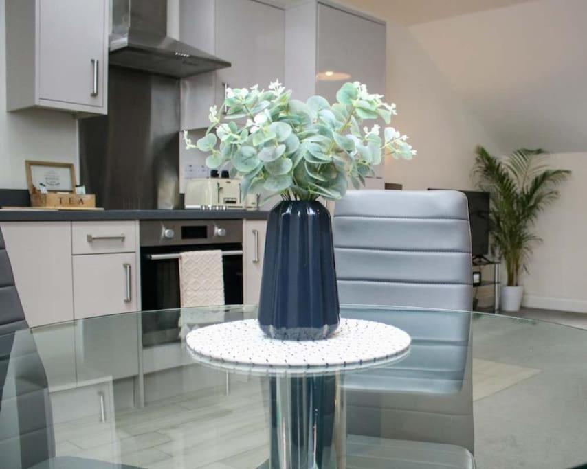 Luxe Living Guest House-Sleeps 6-Private Parking-Free Wifi-Beach-City Swansea Exterior photo