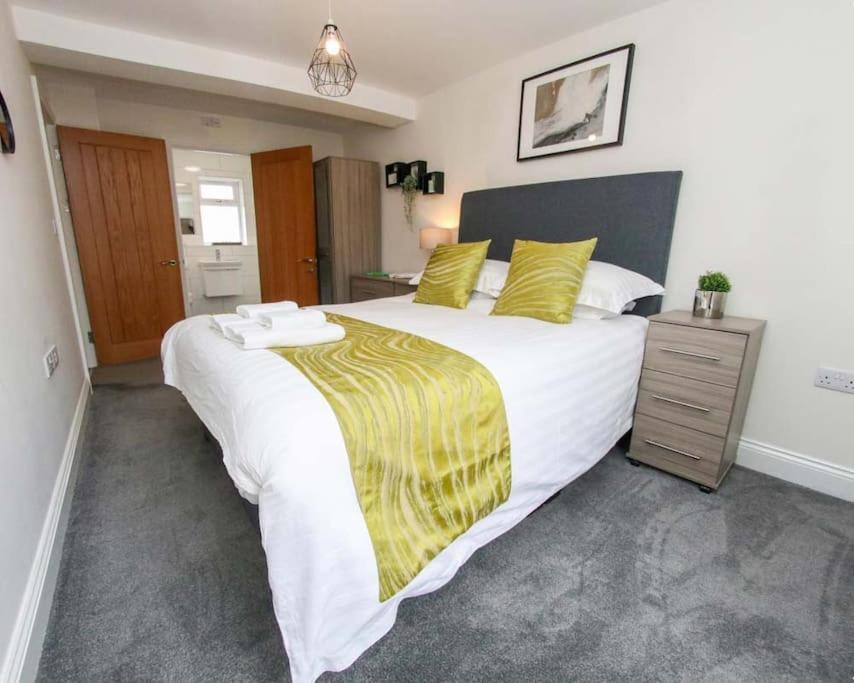 Luxe Living Guest House-Sleeps 6-Private Parking-Free Wifi-Beach-City Swansea Exterior photo