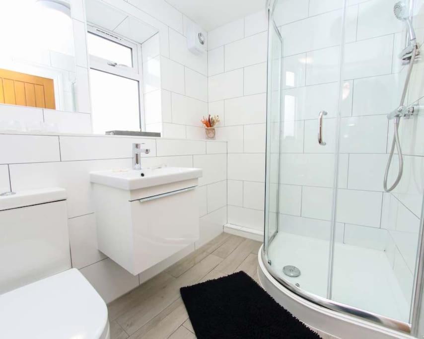 Luxe Living Guest House-Sleeps 6-Private Parking-Free Wifi-Beach-City Swansea Exterior photo